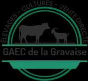 Éleveur de chèvres aux bras croisés dans sa cour de ferme en pierre, son troupeau derrière lui